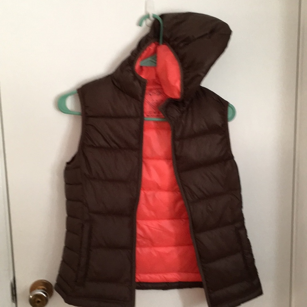 NWOT lightweight hooded puffer vest